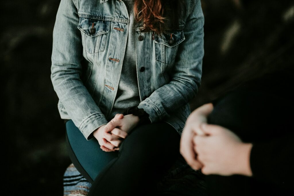Professionnelle échangeant avec une personne dans le cadre d’un accompagnement