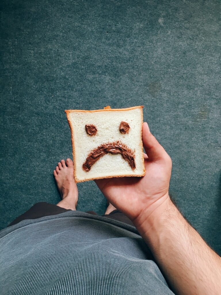 Personne réfléchissant à l’influence de ses pensées sur ses comportements alimentaires