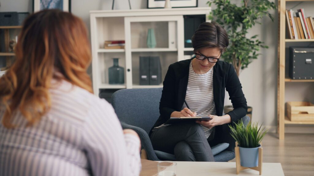 Professionnelle préparant sa reconversion dans l’accompagnement de l’alimentation émotionnelle