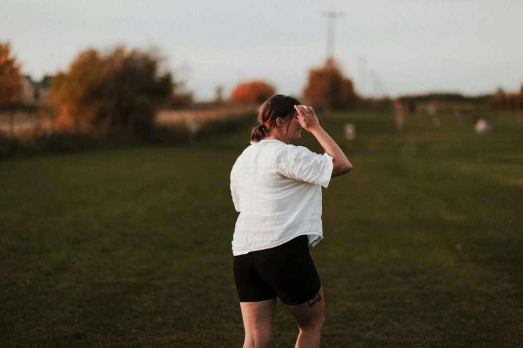 Femme pratiquant une activité physique dans une relation plus apaisée avec son corps